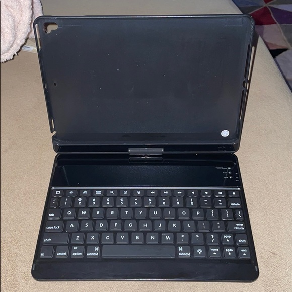 Keyboard Case for iPad 2018/2017 / iPad Pro 9.7 - Picture 1 of 7